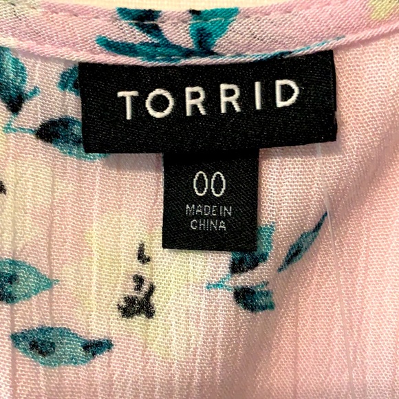 Torrid Pink Floral Button-Front Blouse! NWT! Size 00X - Picture 6 of 7